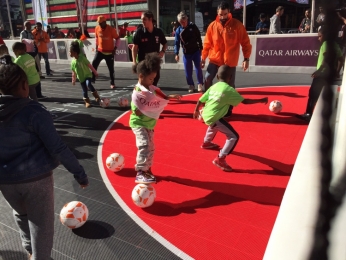 Il campo da calcio allestito a Time Square